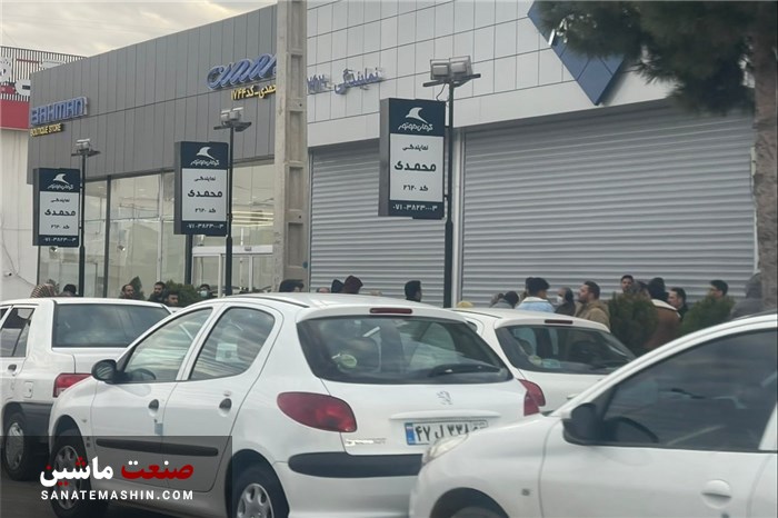 صف مشتریان مقابل نمایندگی های کرمان موتور