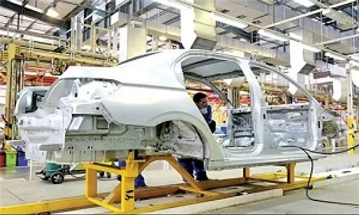 قیمت دستوری خودرو لغو می‌شود؟