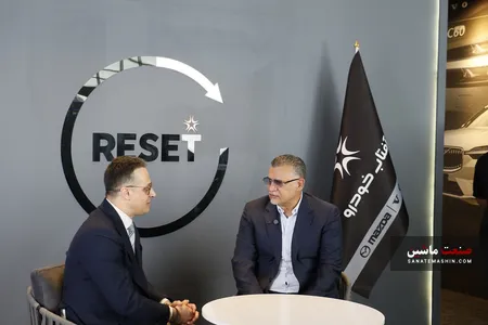 علی دایی اسطوره فوتبال ایران در غرفه آفتاب خودرو